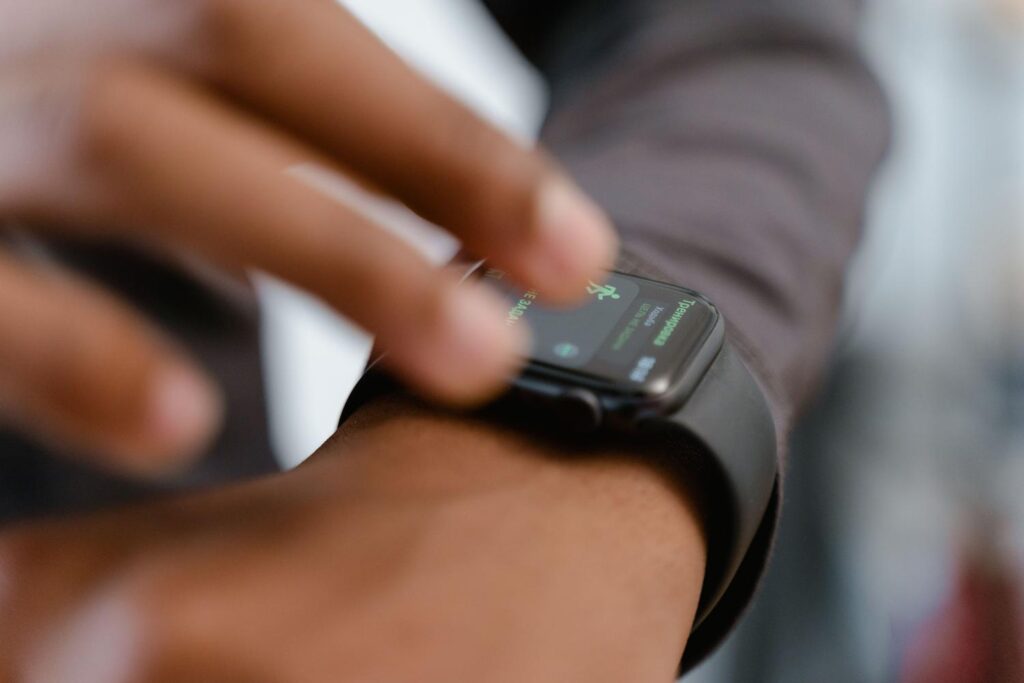 Persona ajustando los parámetros de su reloj inteligente para iniciar el entrenamiento de Running Coach.