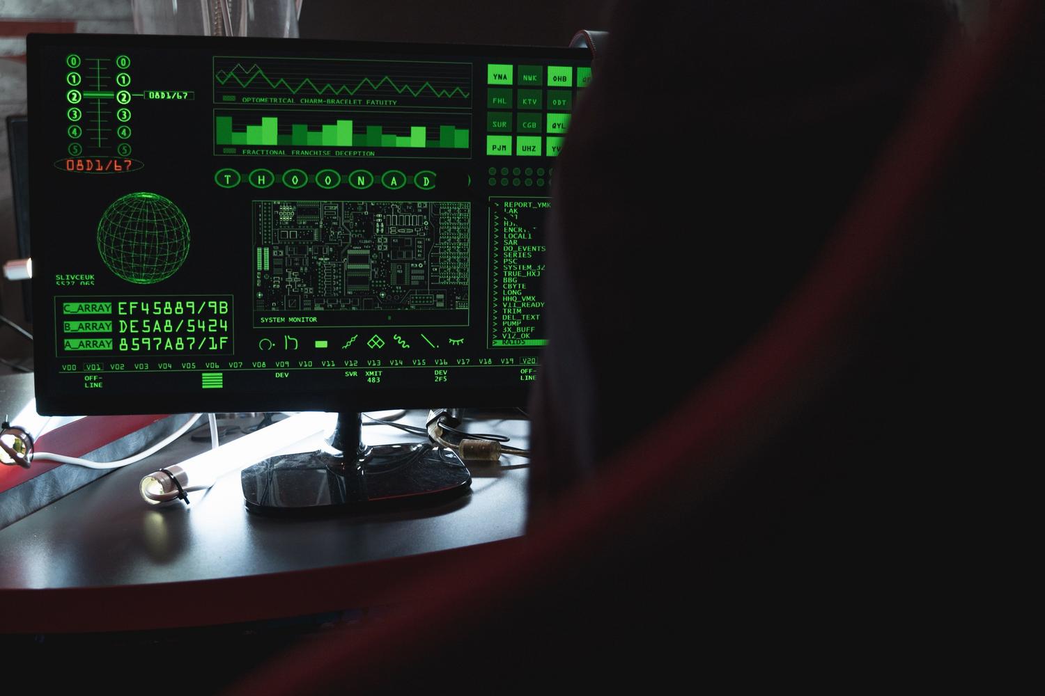 Pantalla con información técnica y código.