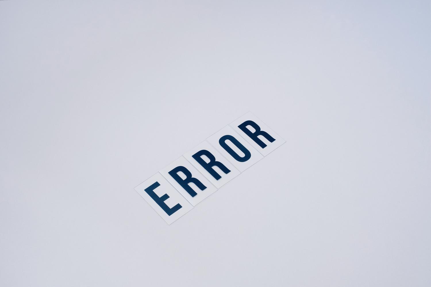 Imagen minimalista con la palabra 'ERROR' sobre fondo blanco, ilustrando la aparición de avisos de archivos dañados.