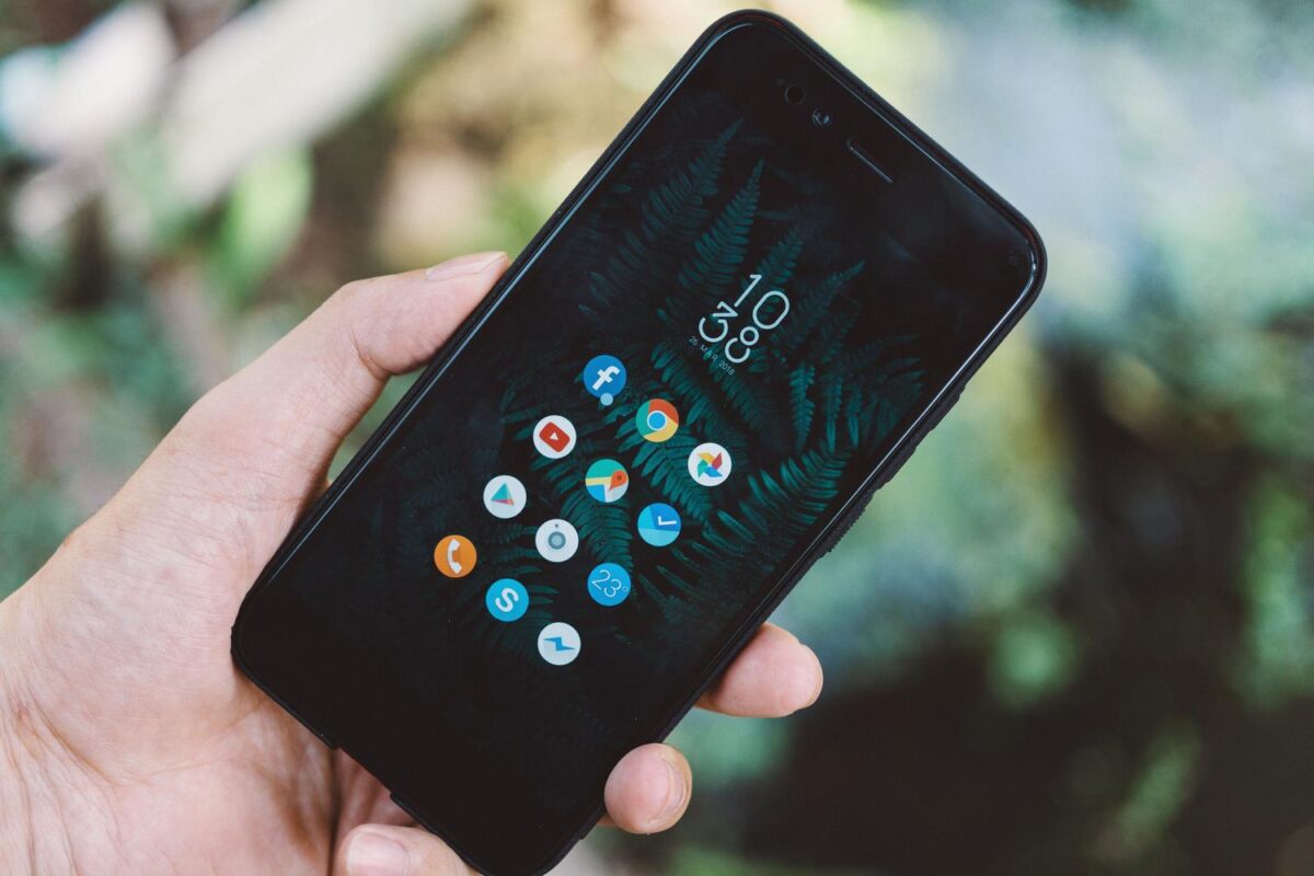Mano sosteniendo un smartphone Android, ideal para ilustrar la instalación de la aplicación final.