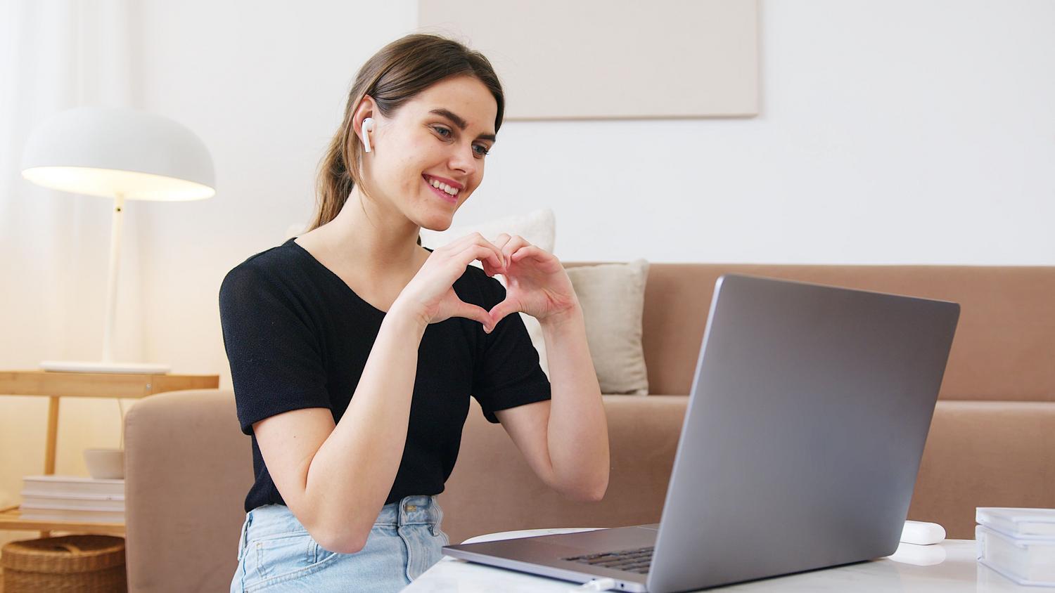 Mujer participando en una videollamada desde casa.