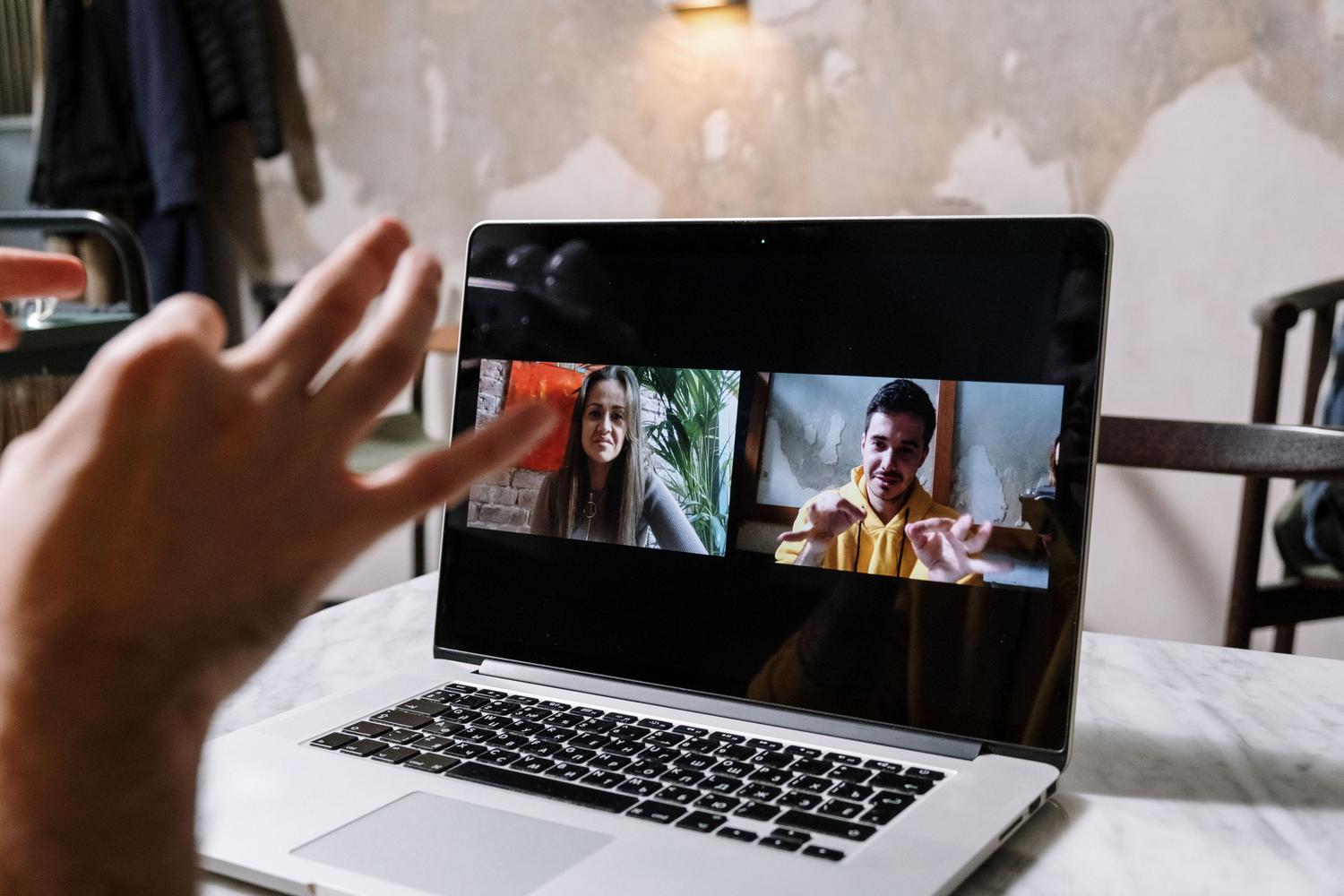 Pantalla de un portátil utilizada para una videollamada.