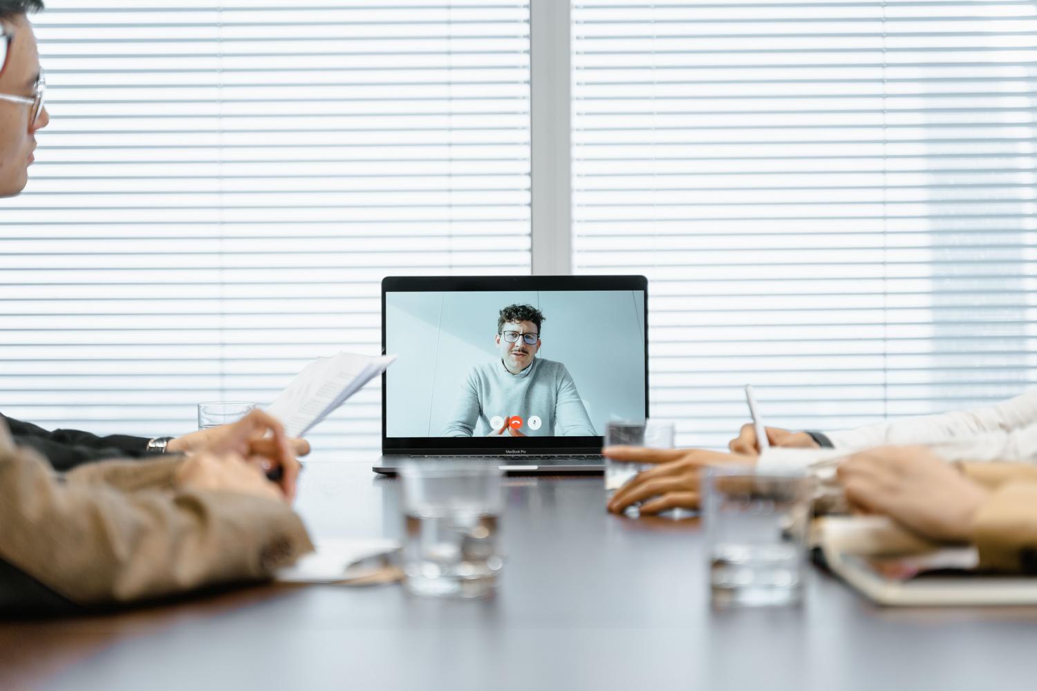 Grupo de personas participando en una reunión virtual.