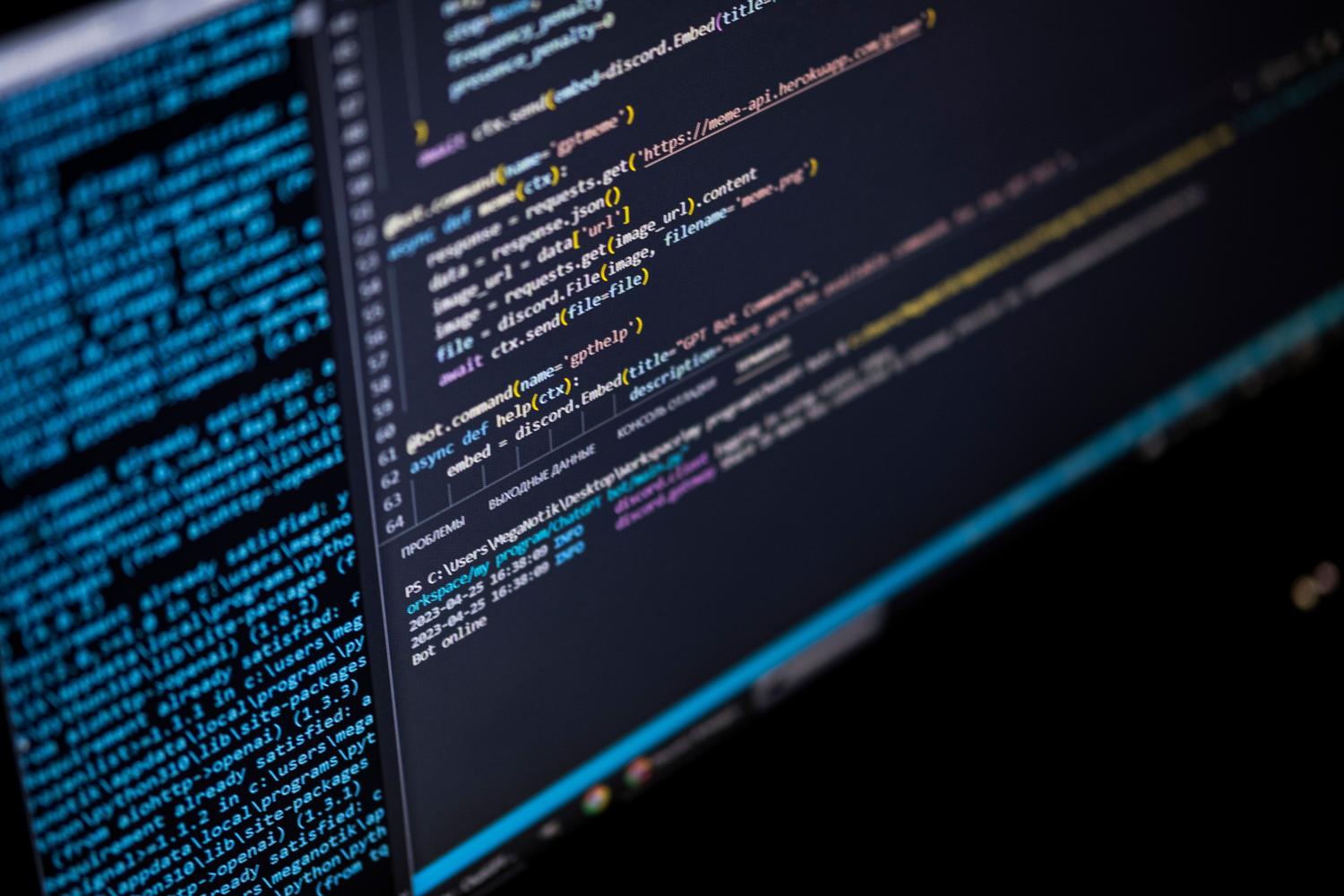 Monitor con código utilizado para conectar un flujo de trabajo con una API externa.