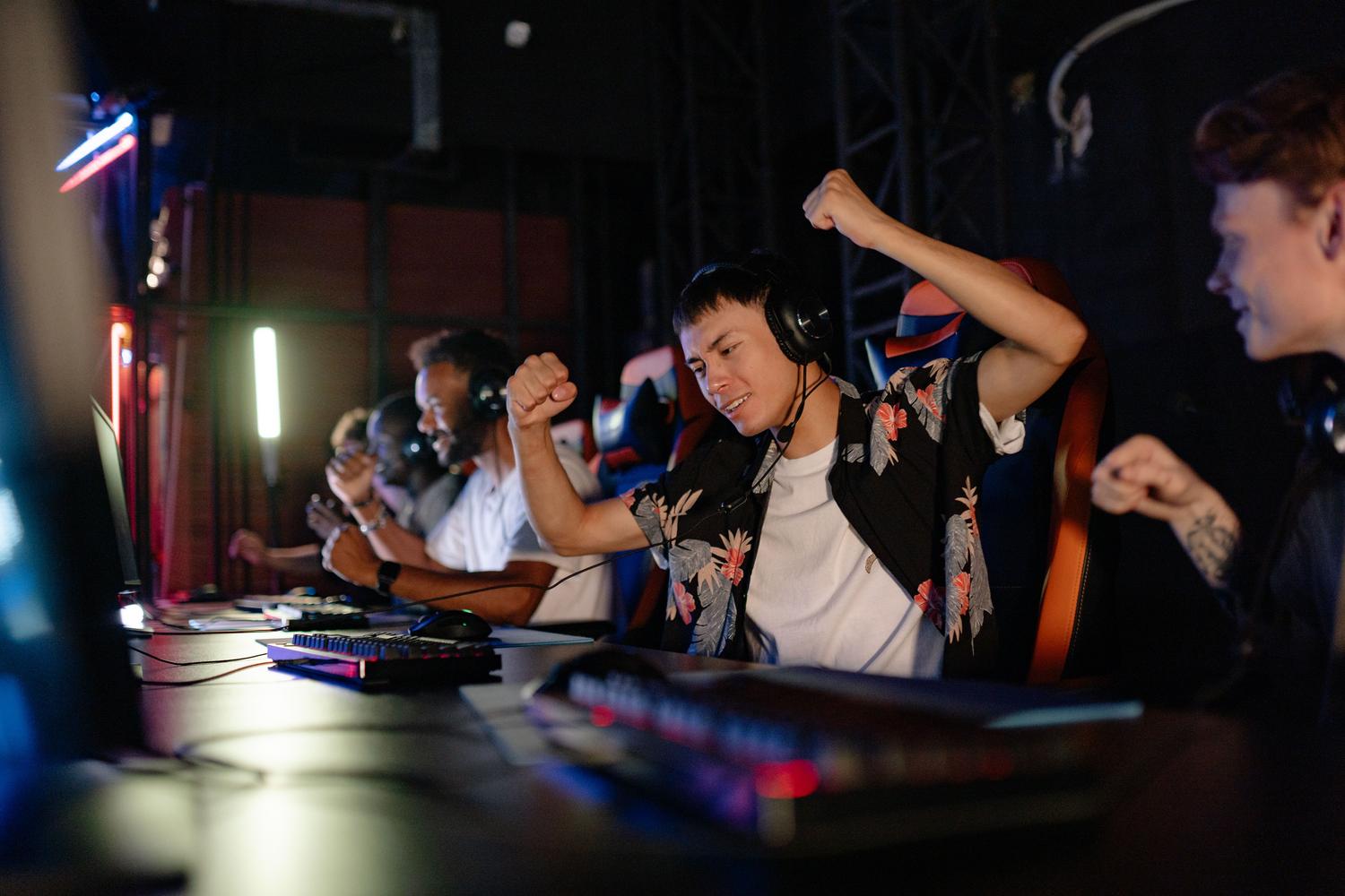 Jugadores celebrando una victoria en una competición de videojuegos