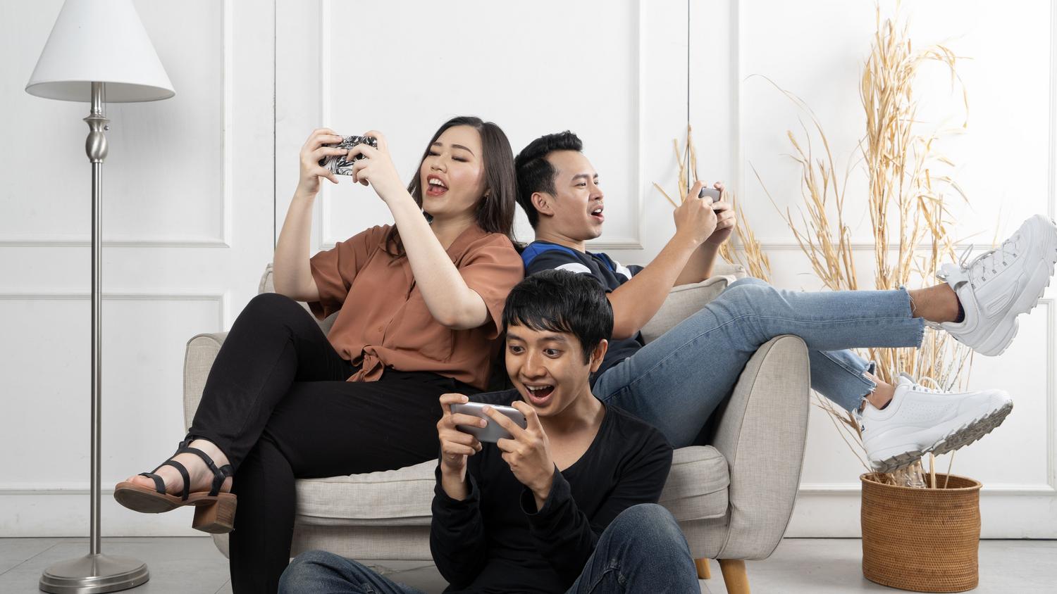 Amigos compartiendo un momento de juego con sus smartphones