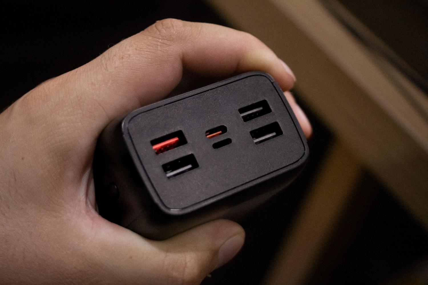 Primer plano de un cargador GaN multi-puerto mostrando la distribución de puertos USB-C y USB-A.