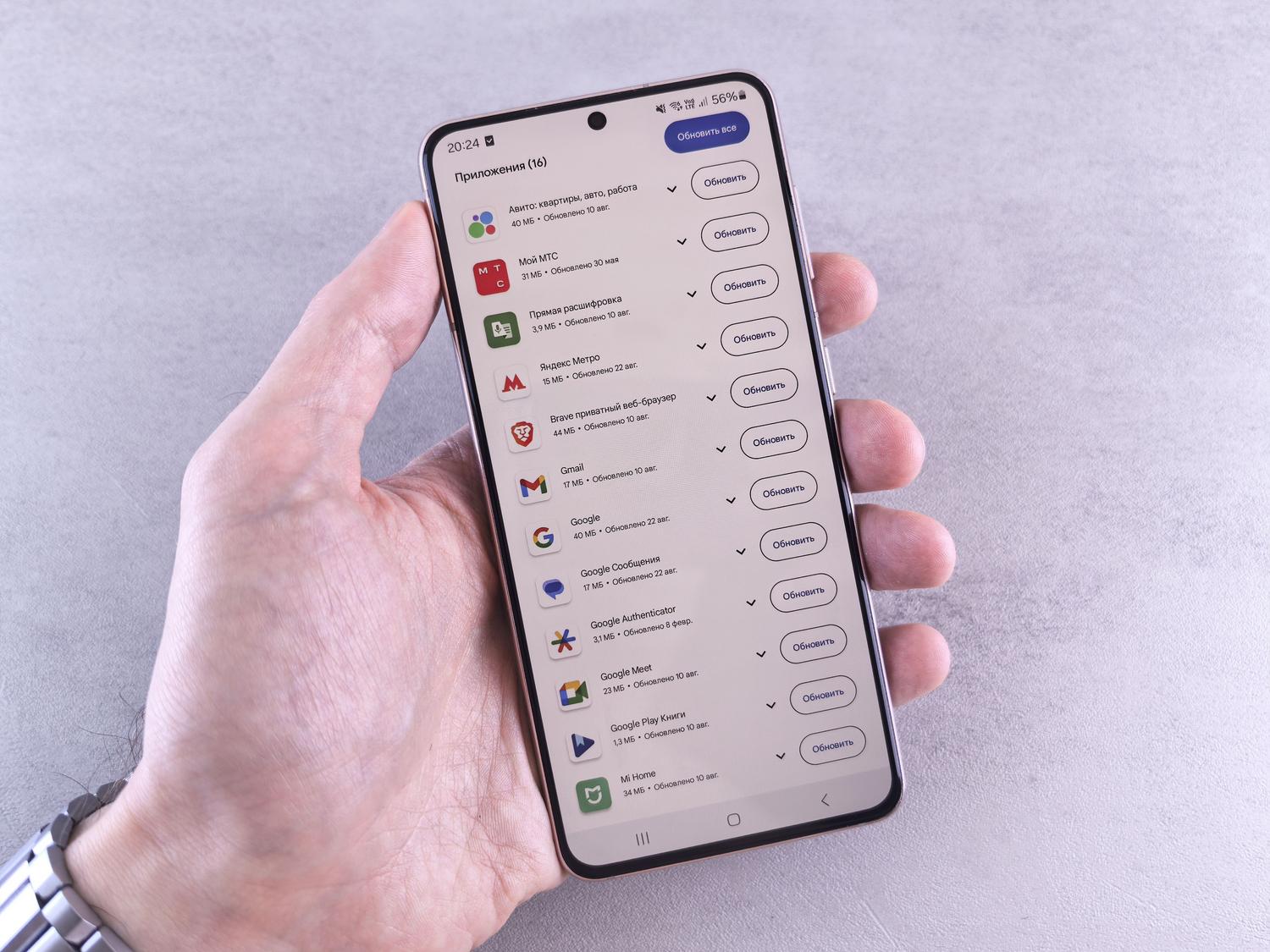 Persona sosteniendo un teléfono móvil mientras consulta su pantalla.