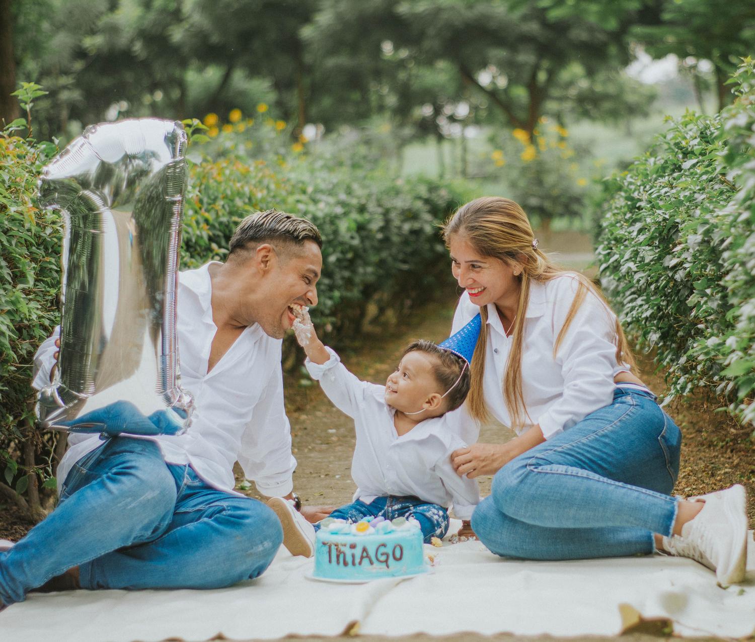 Una familia celebrando el cumpleaños de su hijo al aire libre, representando los instantes efímeros que Magic Capture puede inmortalizar.