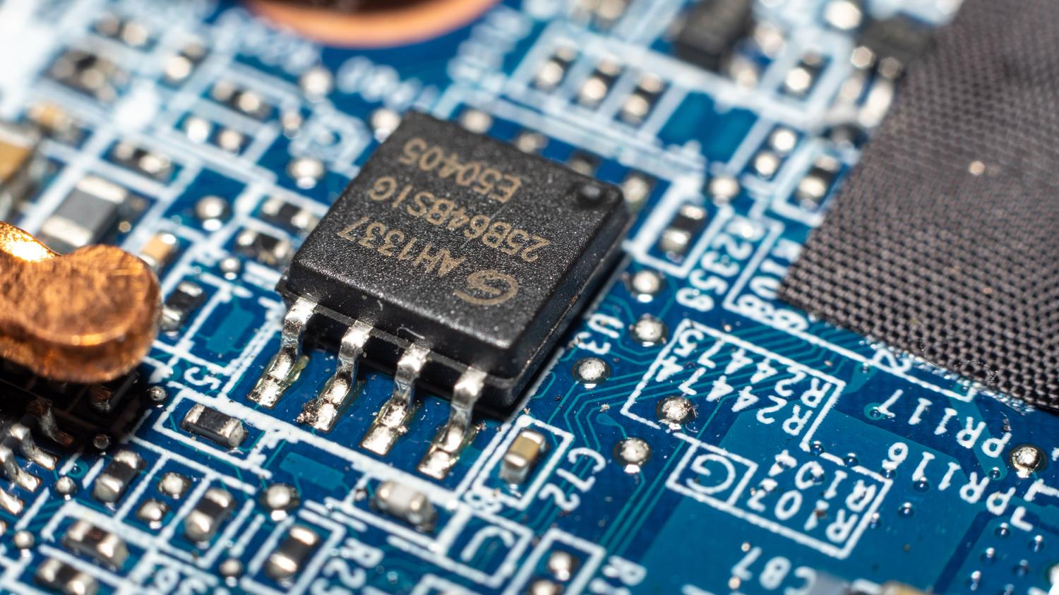 Detalle de un microchip sobre una placa de circuito.