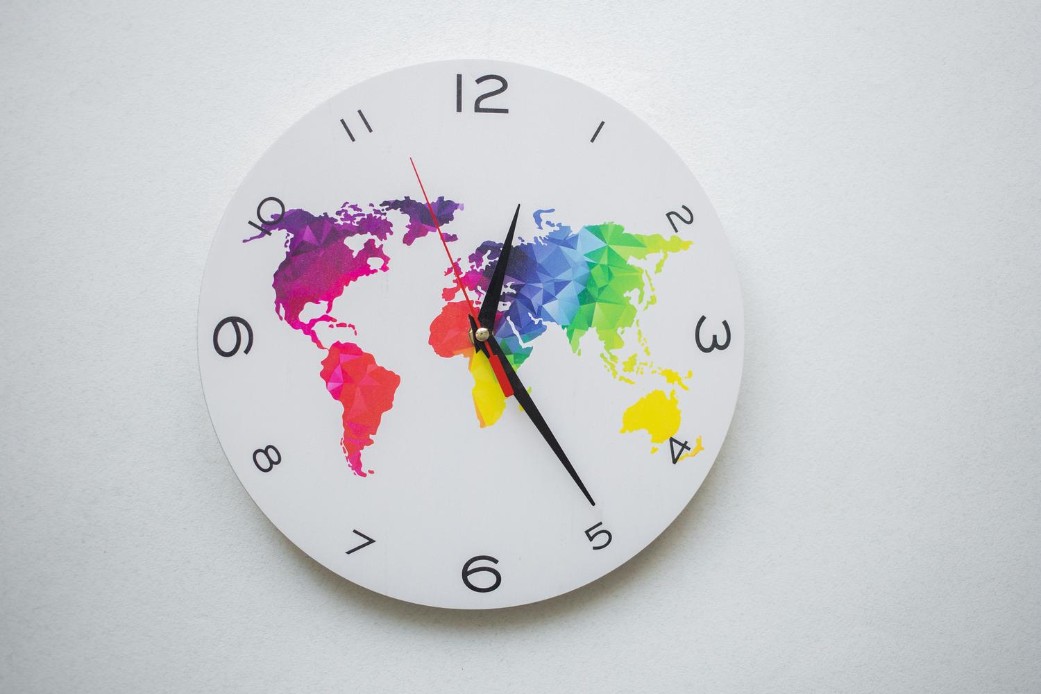 Reloj con un mapa mundial que representa la comparación entre husos horarios.